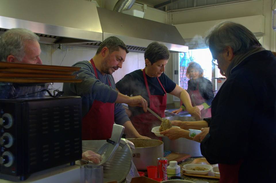 foto-pranzo-volontari-befana2